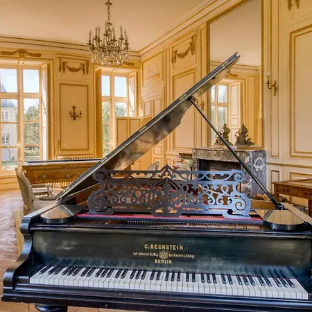 Chateau Sleeps 20 Pool Wifi Holiday home *